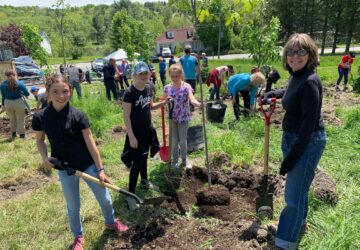 KIds planting 1